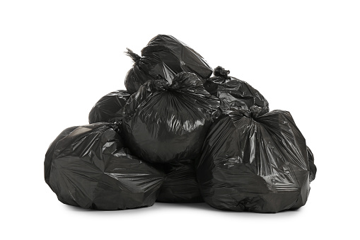 Bolsas de basura negras llenas de basura sobre fondo blanco photo