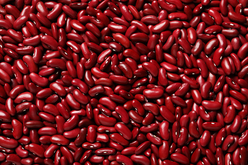Vista superior de los frijoles rojos crudos como fondo photo