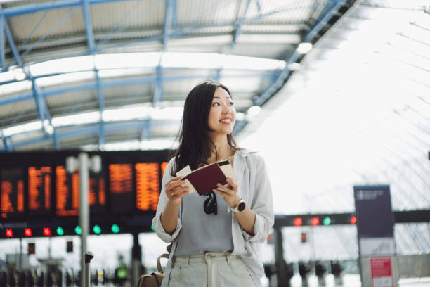새로운 여정을 위한 준비 - airport women waiting business travel 뉴스 사진 이미지