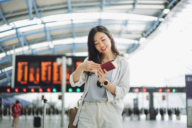 새로운 여정을 위한 준비 - airport women waiting business travel 뉴스 사진 이미지