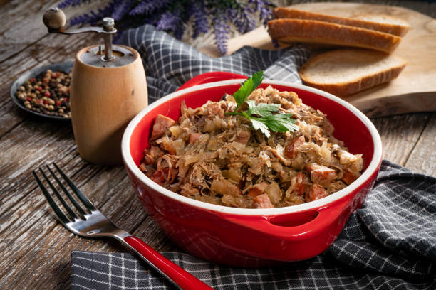 bigos - sauerkraut stewed with meat, dried mushrooms and sausage. - bigos imagens e fotografias de stock