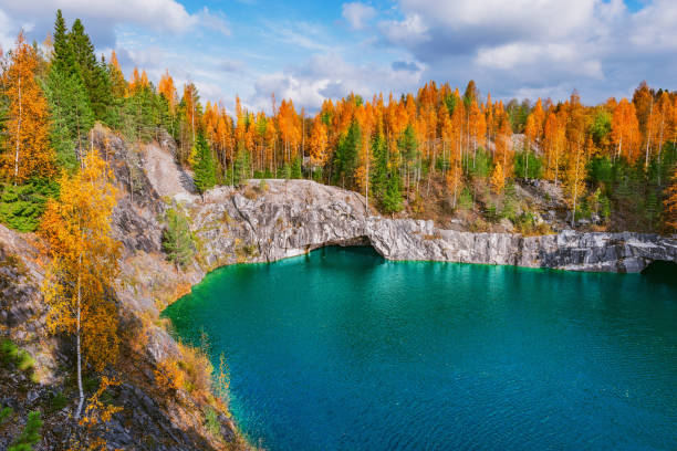 lago nel profondo canyon di marmo. ruskeala mountain park. repubblica di carelia. - karelia foto e immagini stock