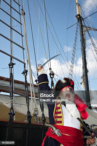 Pirate Kapitän Auf Schiff Absichert Und Wellen Schwert Stockfoto und mehr Bilder von Augenklappe