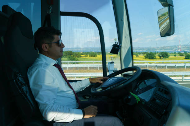 conducteur de bus - driving a car photos et images de collection