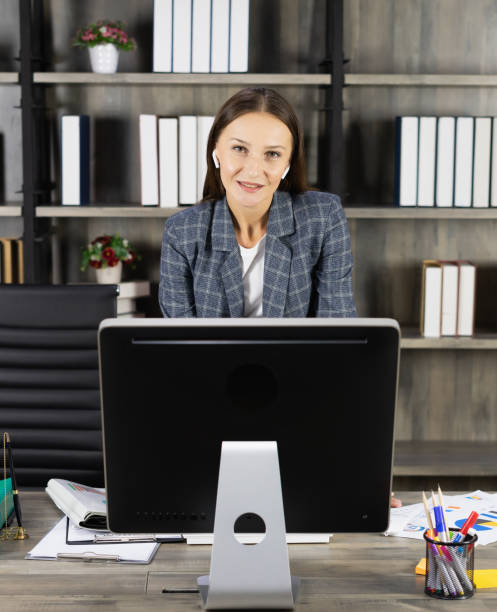 young businesswoman look at camera, woman wear suit, work with computer for online meeting in workplace. beautiful young woman look as businesswoman or worker working business in corporate office joven empresaria mira a la cámara, la mujer usa traje, trabaja con la computadora para reuniones en línea en el lugar de trabajo. hermosa joven mirada como mujer de negocios o trabajadora que trabaja en negocios en la oficina corporativa