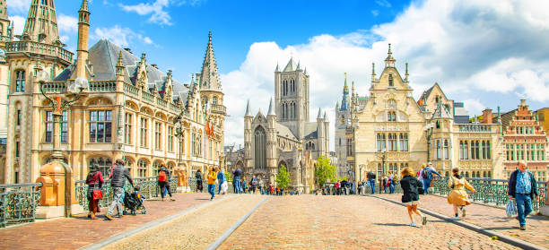 vista sulla città vecchia di gent, ponte sint-michielsbrug e skyline del quartiere di graslei, belgio - ghent foto e immagini stock