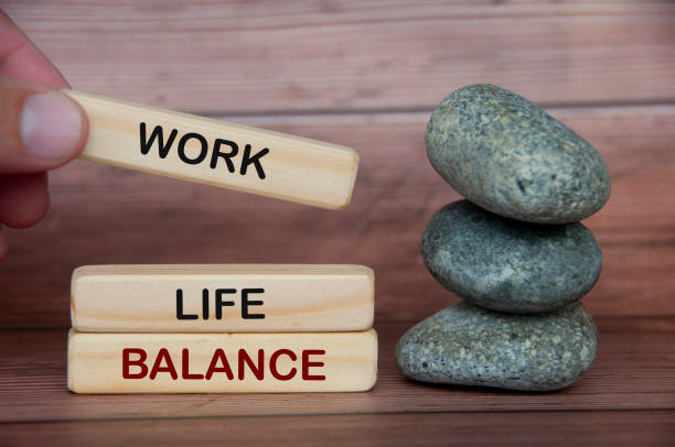 work-life-balance-text auf holzblöcken mit steinen und holzabdeckungshintergrund. - ausgewogenheit stock-fotos und bilder