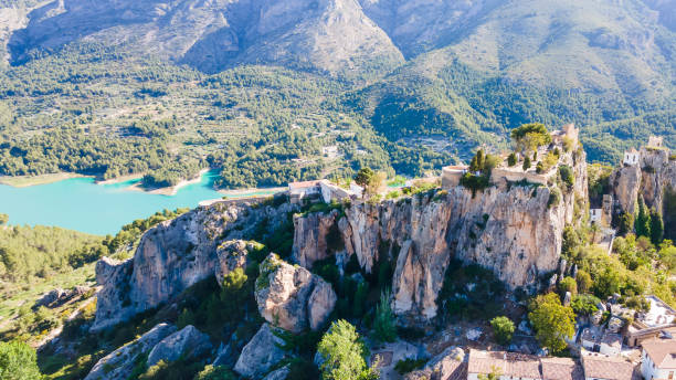 réservoir de guadalest avec eau turquoise dans la province d’alicante, espagne - sunset dusk mountain reservoir photos et images de collection