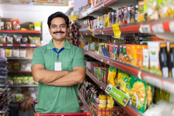 vendedor de productos de la tienda de comestibles - tienda del vecindario fotografías e imágenes de stock