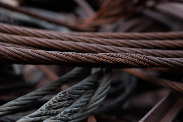детали старых и ржавых железных и стальных тросов - steel cable wire rope rope textured стоковые фото и изображения
