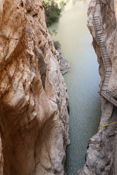 カミノデルレイマラガアンダルシアスペインの渓谷形成に関する風景ビュー - ravine geology danger footpath ストックフォトと画像