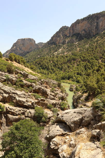 カミノデルレイマラガアンダルシアスペインの渓谷形成に関する風景ビュー - ravine geology danger footpath ストックフォトと画像