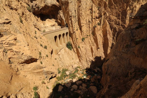 landscape view on the gorge formation of the  camino del rey malaga andalusia spain - ravine geology danger footpath imagens e fotografias de stock