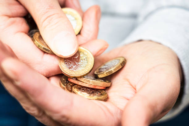 counting uk change - women savings uk coin imagens e fotografias de stock