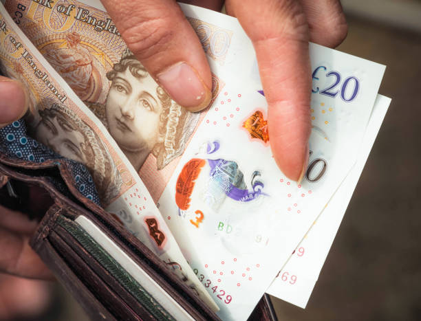 pagar con efectivo desde una billetera - pound symbol ten pound note british currency paper currency fotografías e imágenes de stock