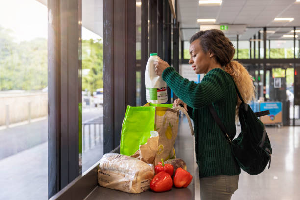 lebensmittel im supermarkt verpacken - milk bread stock-fotos und bilder