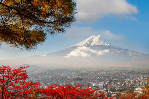 富士吉田, 富士山を囲む紅葉のある日本 - fuji mt fuji yamanashi prefecture japanese fall foliage ストックフォトと画像