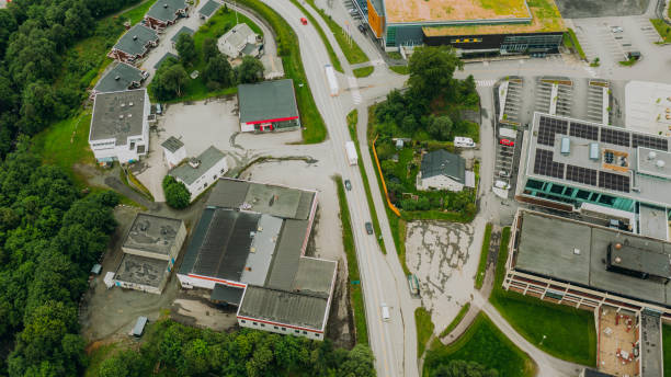 vista aérea do distrito central da cidade de volda, noruega - more objects - fotografias e filmes do acervo