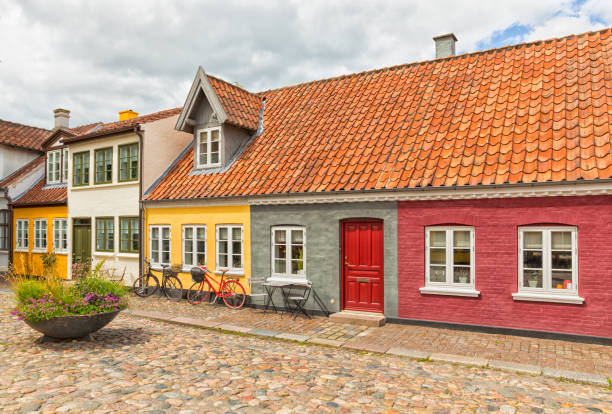 idyllische kopfsteinpflastergasse in der altstadt von odense, dänemark - odense stock-fotos und bilder