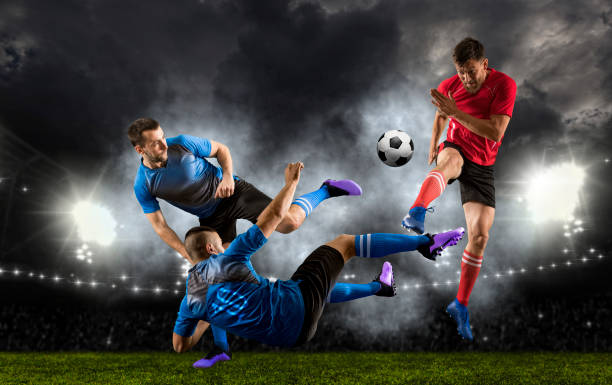 dois jogadores de futebol em ação - soccer stadium kicking goal - fotografias e filmes do acervo