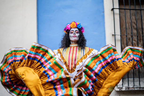 porträt einer mittelerwachsenen frau, die tanzt und den tag der toten feiert - karneval feier stock-fotos und bilder