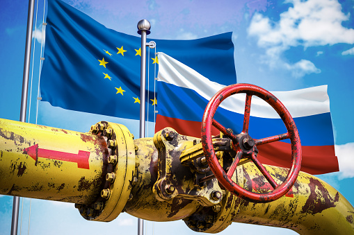 Gasoducto con válvula en el contexto de las banderas de la Unión Europea y Rusia photo