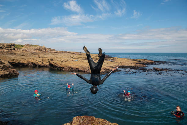 salto en el mar - back somersault fotografías e imágenes de stock