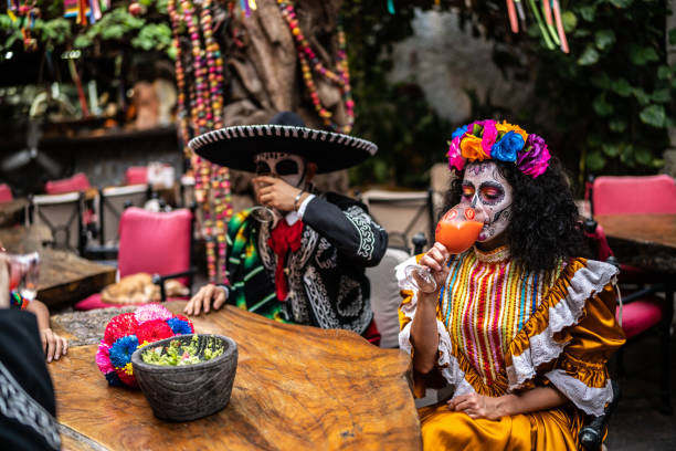 amigos bebiendo un cóctel celebrando el día de los muertos - carnival drink people party fotografías e imágenes de stock