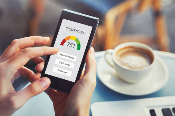 concepto de puntuación de crédito en la pantalla del teléfono inteligente - loan fotografías e imágenes de stock