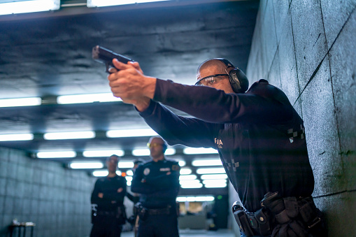 Entrenamiento policial en galería de tiro con arma corta. photo