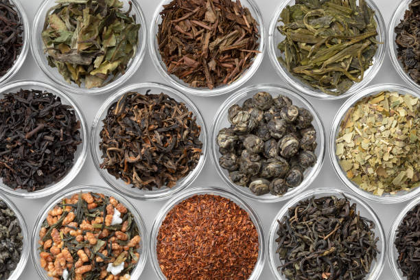 tazones glas con una variación de diferentes hojas de té secas de cerca a fotograma completo - tea tea leaves jasmine tea leaf fotografías e imágenes de stock