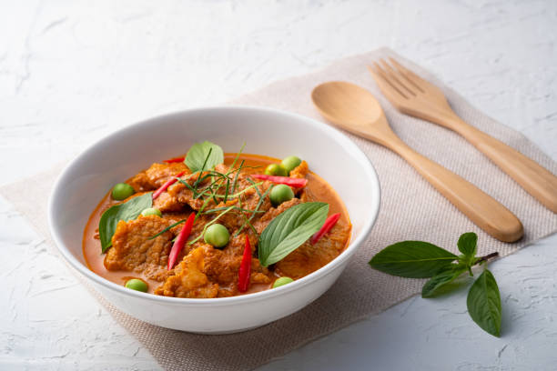 panaeng curry con carne de cerdo - panang curry fotografías e imágenes de stock