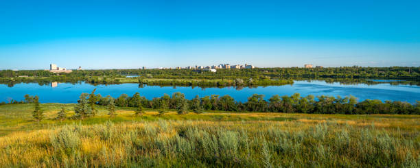 habitat conservation area und stadtbild bei sonnenaufgang über wascana lake und prairie in regina, saskatchewan, kanada - wascana lake stock-fotos und bilder