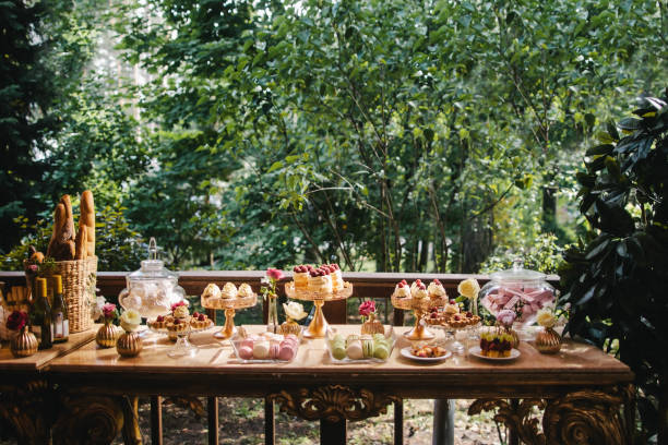 file di dessert sul tavolo del matrimonio - cake multi colored layered photography foto e immagini stock