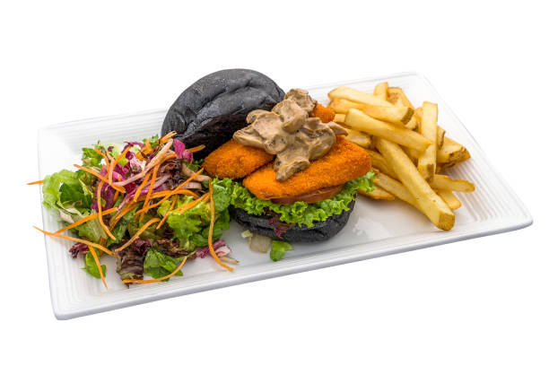 キングオイスターパティバーガー、スイスマッシュルームソース、フライドポテト、サラダを添えて、ファストフードの無地の白い背景に隔離された料理で提供 - hamburger bun bread isolated ストックフォトと画像
