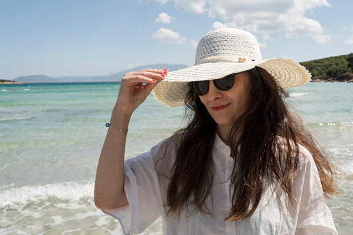 woman with beach hat and sunglasses