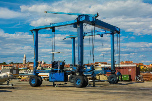 ascenseur à bateaux suspendu mobile - crane shipyard construction pulley photos et images de collection