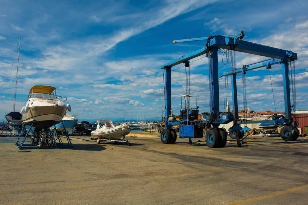 ascenseur à bateaux suspendu mobile - crane shipyard construction pulley photos et images de collection