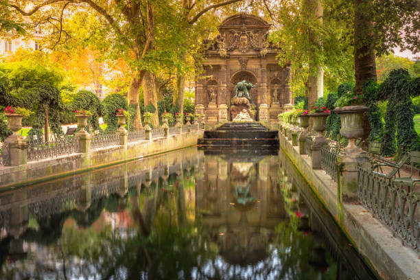 étang de fontaine médicis paisible dans les jardins du luxembourg, paris, france, longue exposition - jardin luxembourg photos et images de collection