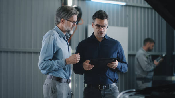 istock Car service manager talking to man 1411289854