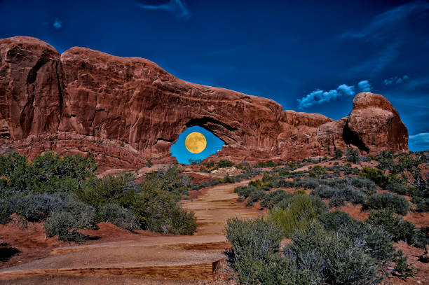 toma panorámica de las creaciones de arenisca de la naturaleza, parque nacional arches, utah en la noche de luna llena. - colorado plateau fotografías e imágenes de stock