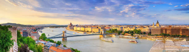 paisaje de verano de la ciudad, panorama, bandera - vista superior del centro histórico de budapest con el río danubio - budapest chain bridge panoramic hungary fotografías e imágenes de stock