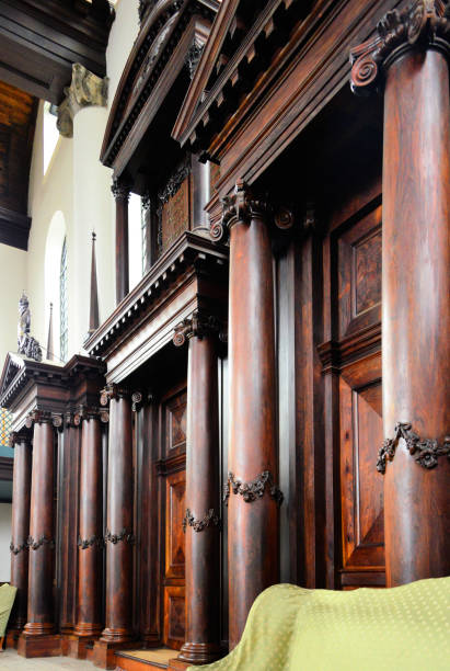 sinagoga portoghese - arca della torah in legno - dieci comandamenti in ebraico, amsterdam, paesi bassi - torah ark foto e immagini stock