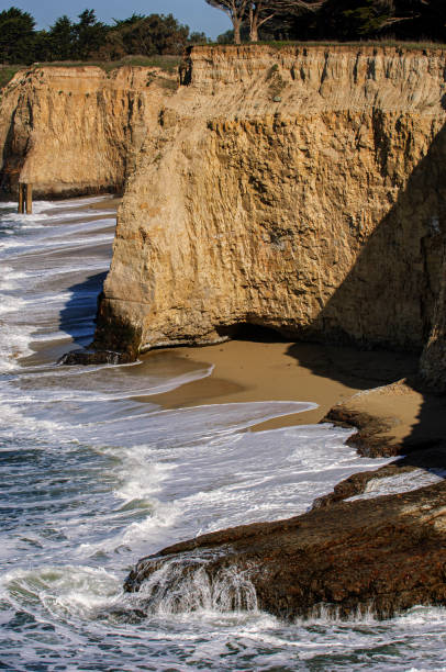 istock Ocean Waves Crashing on Rocky California Coast 1411315492