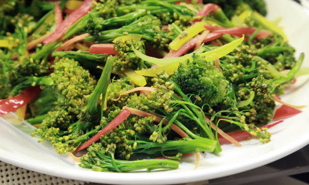 insalata di broccoli - crucifere brassicali foto e immagini stock