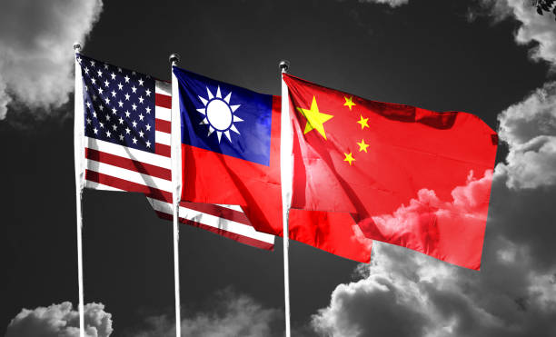 usa und china und taiwan flaggen wehen am himmel mit dunklen wolken - insel taiwan stock-fotos und bilder