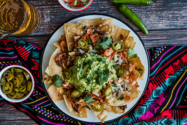 nachos mexicanos com queijo americano e abacate, comida tradicional no méxico américa latina - chili pepper guacamole food beer - fotografias e filmes do acervo