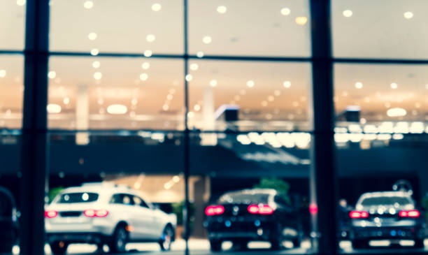 Blurred background with car dealership exterior. Abstract blurred photo of modern building motor showroom. Blur car show room office bokeh lights. Automobile retail shop fondo borroso con exterior de concesionario de automóviles. foto borrosa abstracta de la sala de exposición de motores de edificios modernos. luces bokeh borrosas de la sala de exhibición de automóviles de la oficina. tienda minorista de automóviles