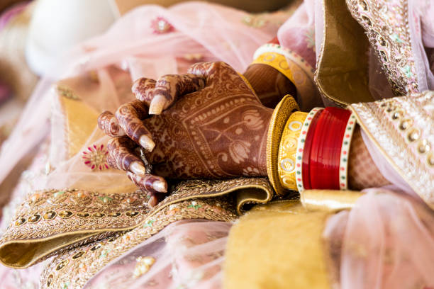 빨간 뱅글과 금 보석을 입은 아름다운 인도 신부 - indian culture bride women henna tattoo 뉴스 사진 이미지