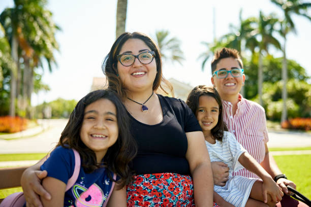 портрет молодой латиноамериканской семьи с двумя детьми - caucasian child offspring color image стоковые фото и изображения